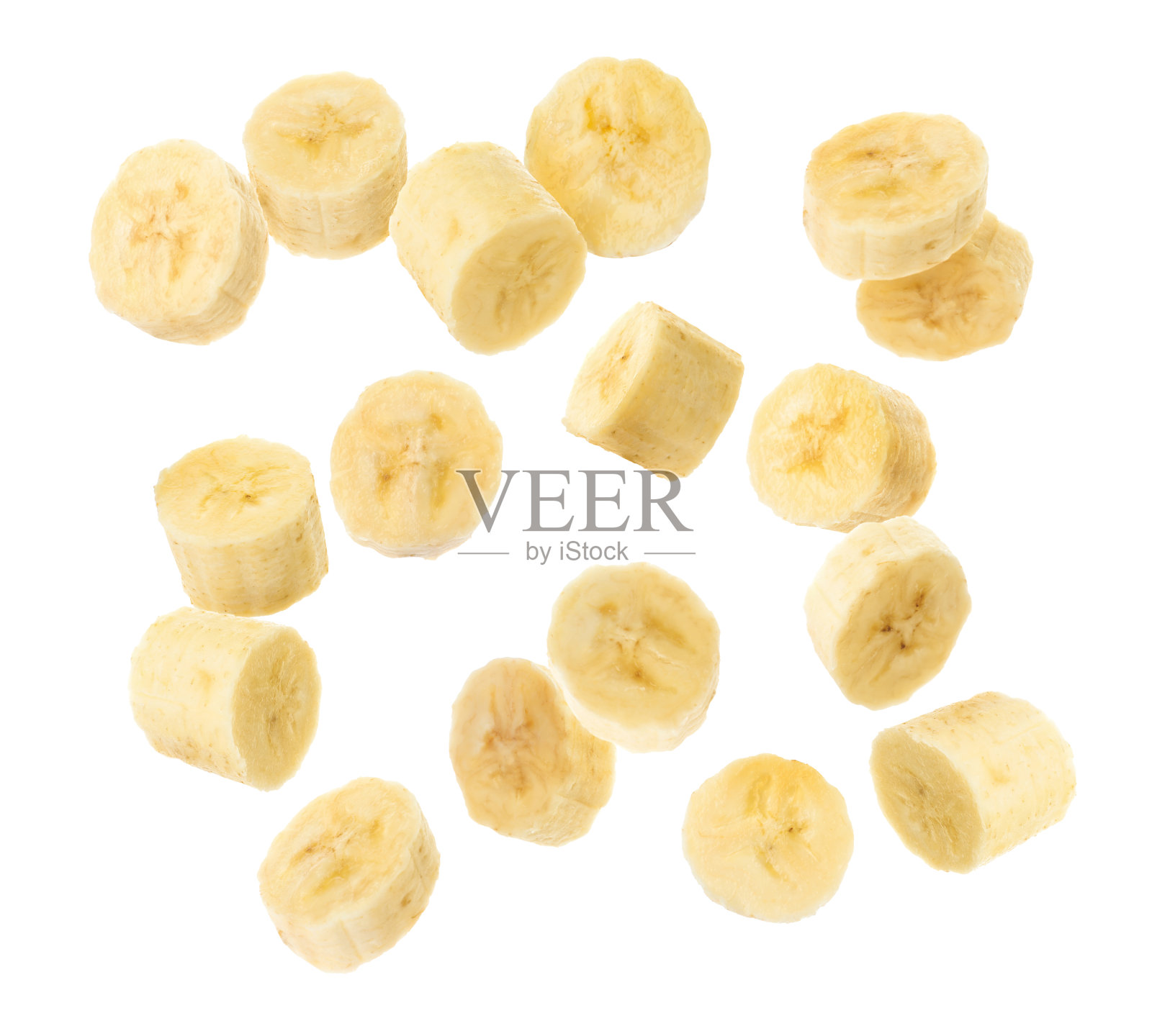 一片片美味的成熟香蕉落在白色的背景上照片摄影图片