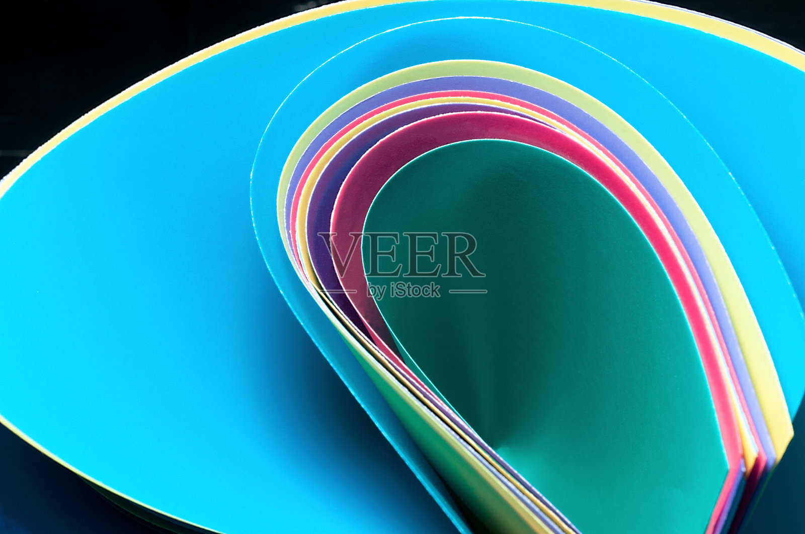 性感的彩色组合波浪在黑色照片摄影图片