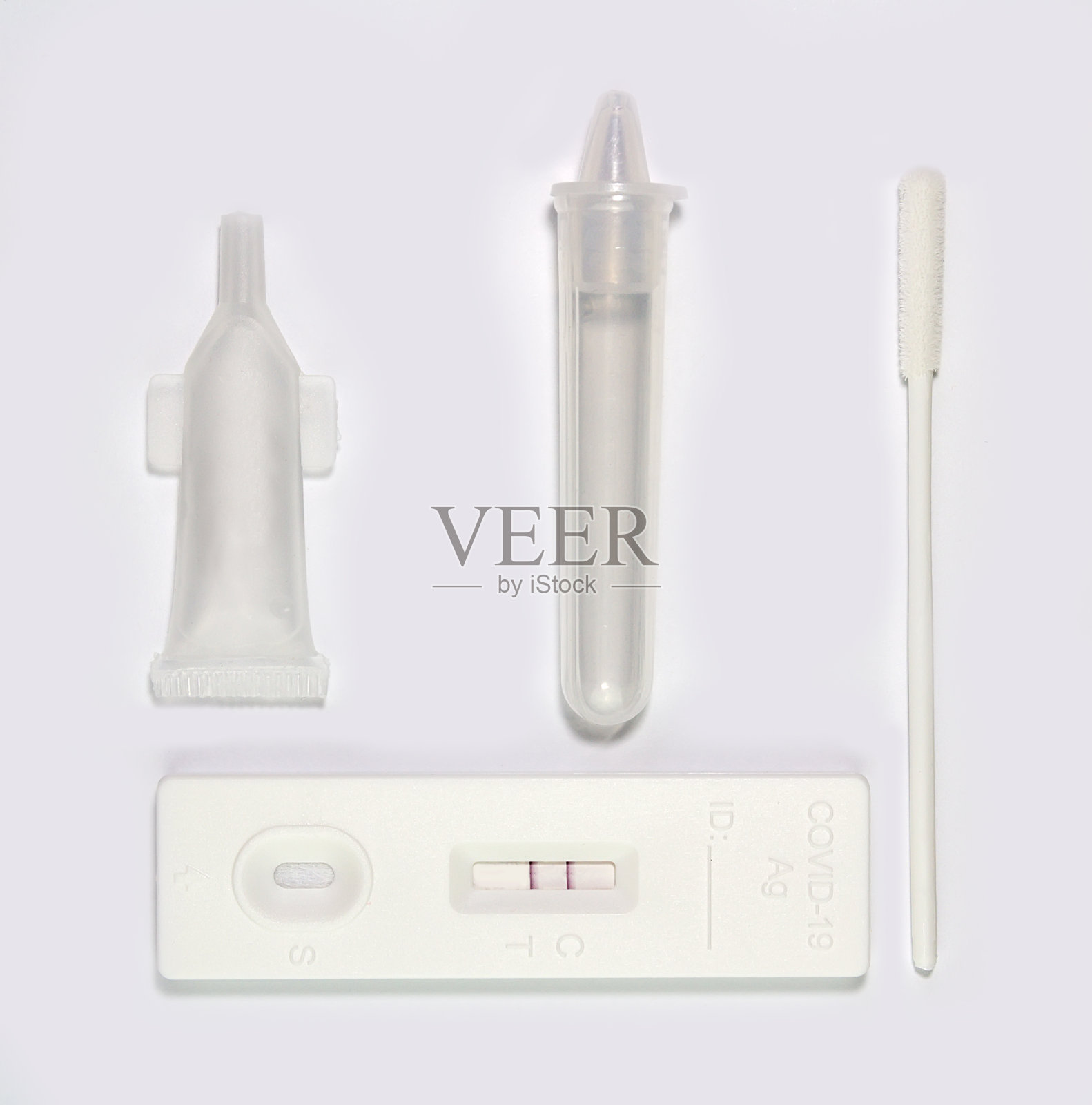 Covid - 19口腔抗原检测试剂盒阳性，白色背景分离照片摄影图片