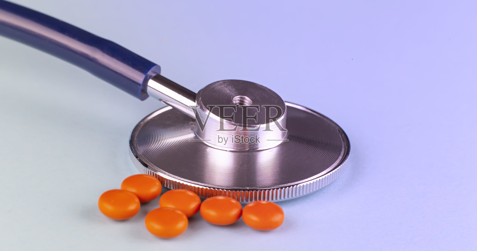 听诊器和药丸在蓝色的背景为药物照片摄影图片