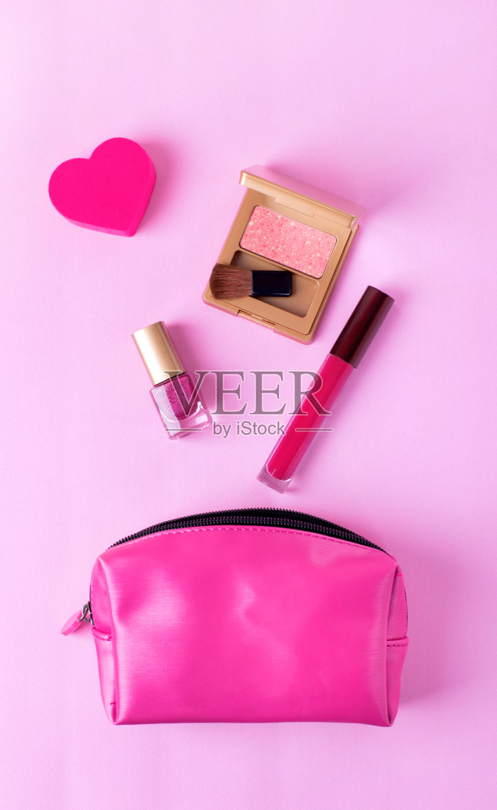 美容产品飞出了粉色的化妆包照片摄影图片