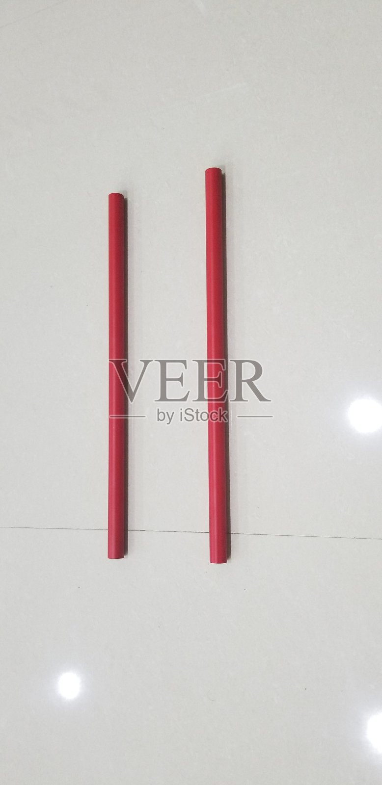 两根红色实心棒照片摄影图片