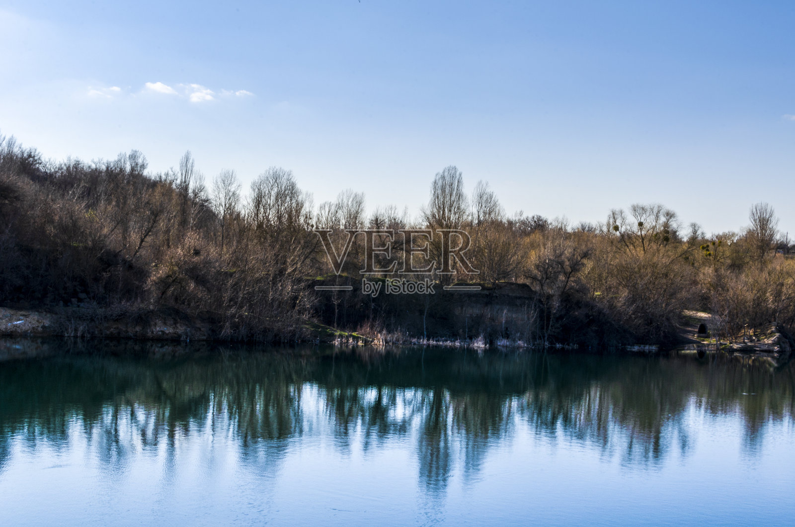 采石场湖中水的倒影照片摄影图片