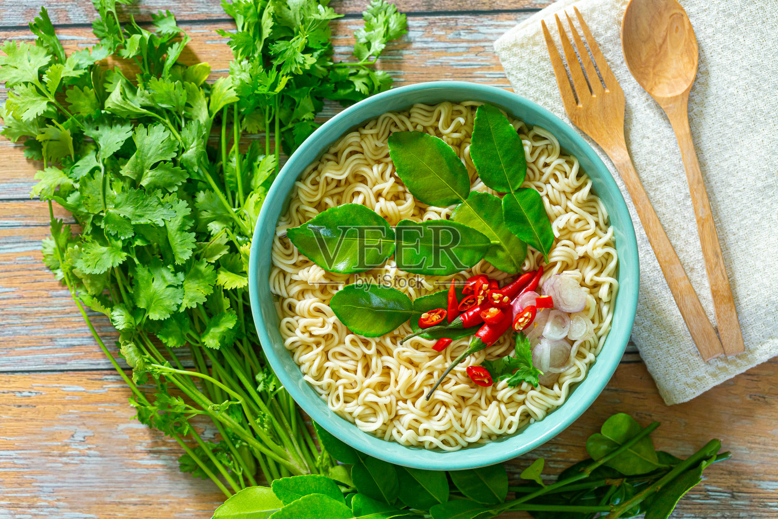 方便面，木桌上的一碗方便面照片摄影图片