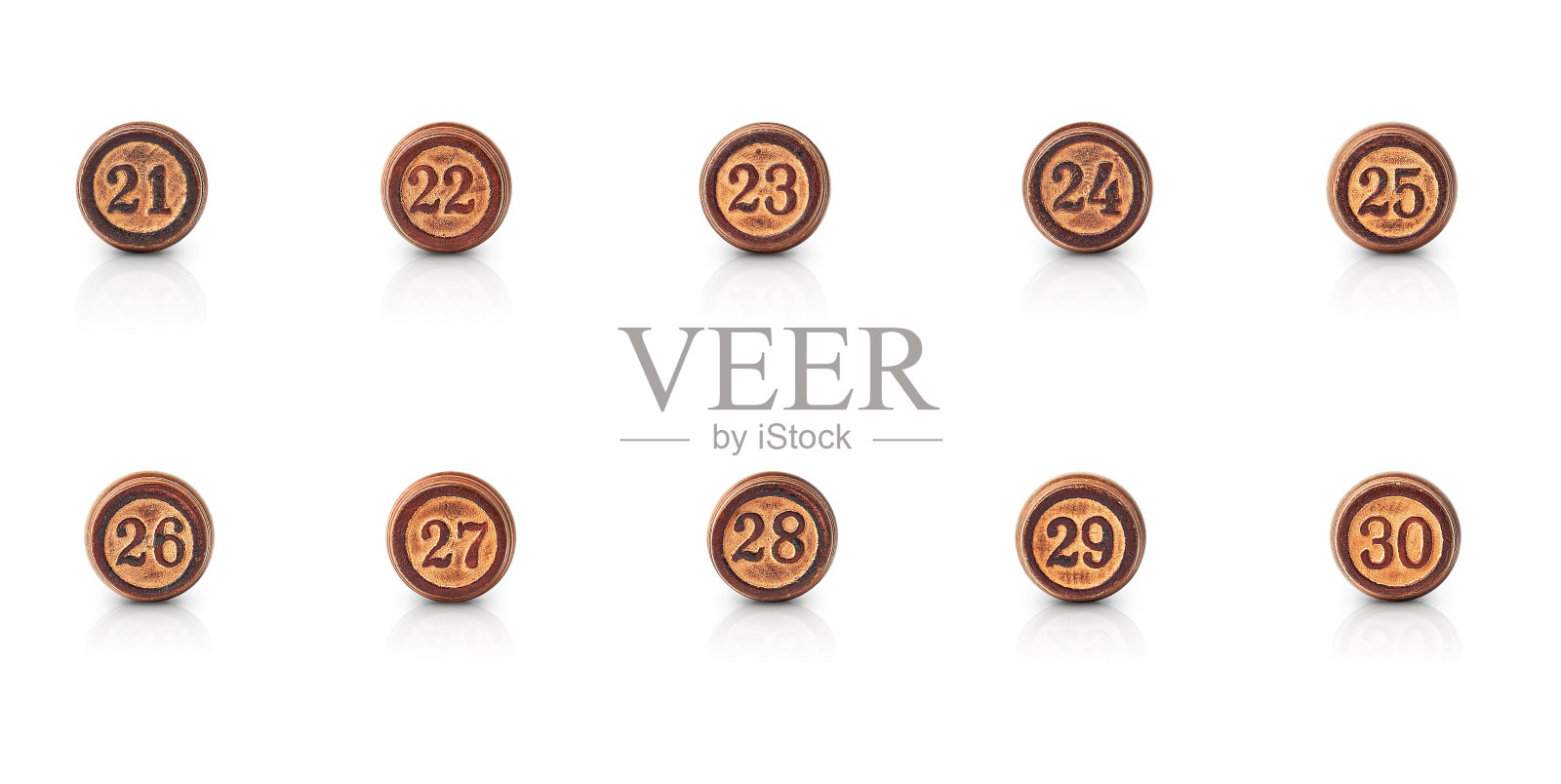 数字从21到30雕刻在圆木块上，孤立在一个白色的阴影和反射的背景照片摄影图片