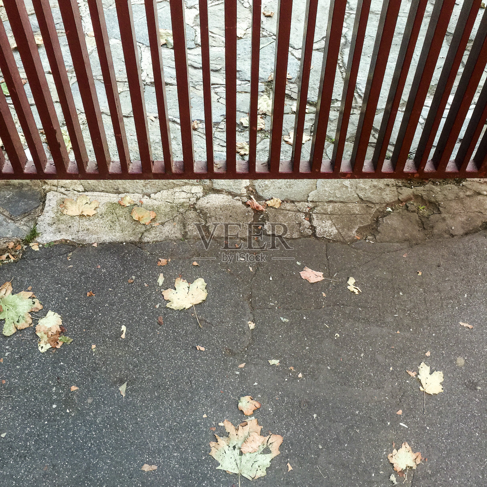 十月在米兰离开和一扇门照片摄影图片