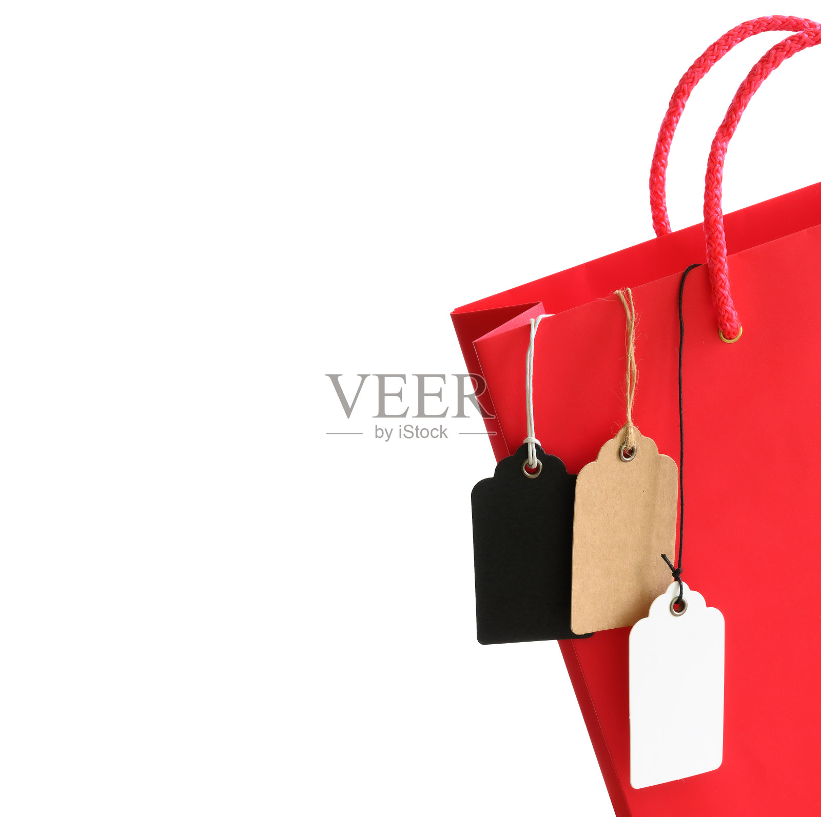 价格标签与绳子挂在红色购物袋孤立的白色背景照片摄影图片