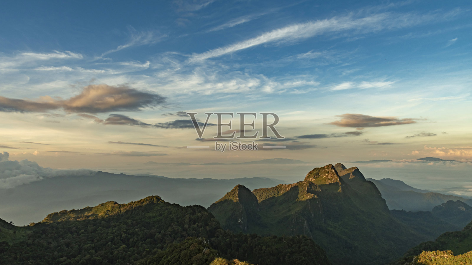 在泰国清迈的Doi Luang Chiang道山谷的日出景观。照片摄影图片