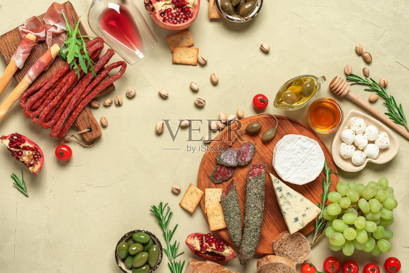 传统的西班牙小吃或意大利开胃菜在混凝土垃圾背景。餐桌上有地中海小吃和葡萄酒。俯视图，平放。照片摄影图片