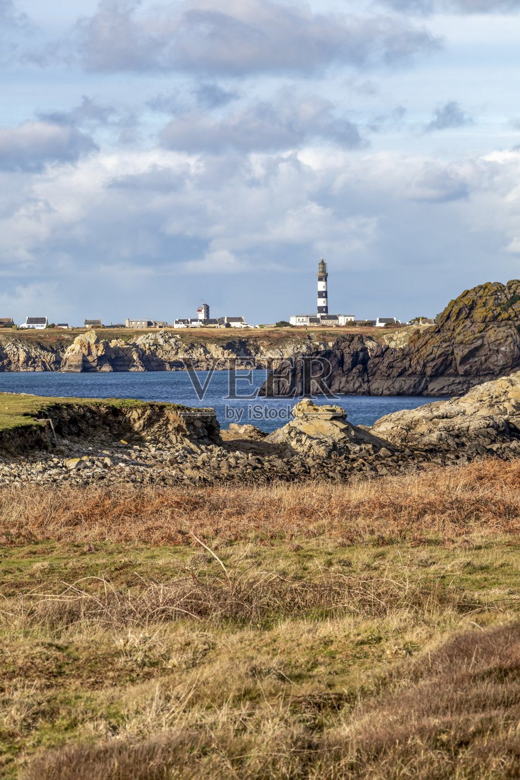 乌桑灯塔和灯塔，乌桑岛，布列塔尼，法国北部的岩石海滩，菲尼斯特尔照片摄影图片