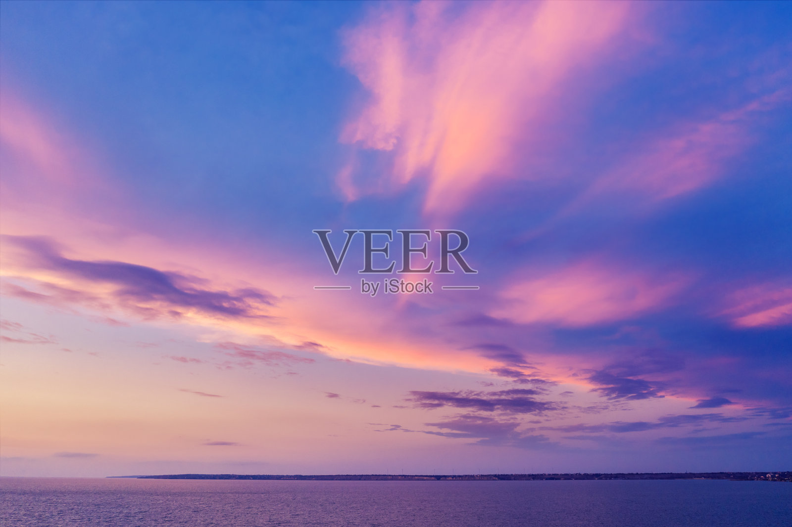 日落时，海面上的天空是五彩缤纷的照片摄影图片