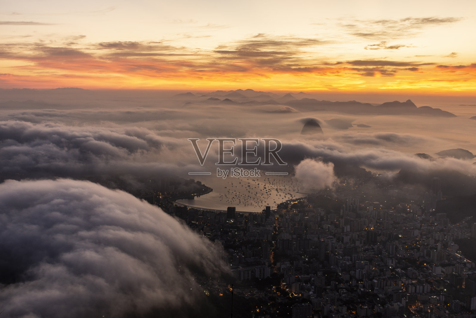 美丽的日出景色从科尔科瓦多山到糖面包和城市照片摄影图片