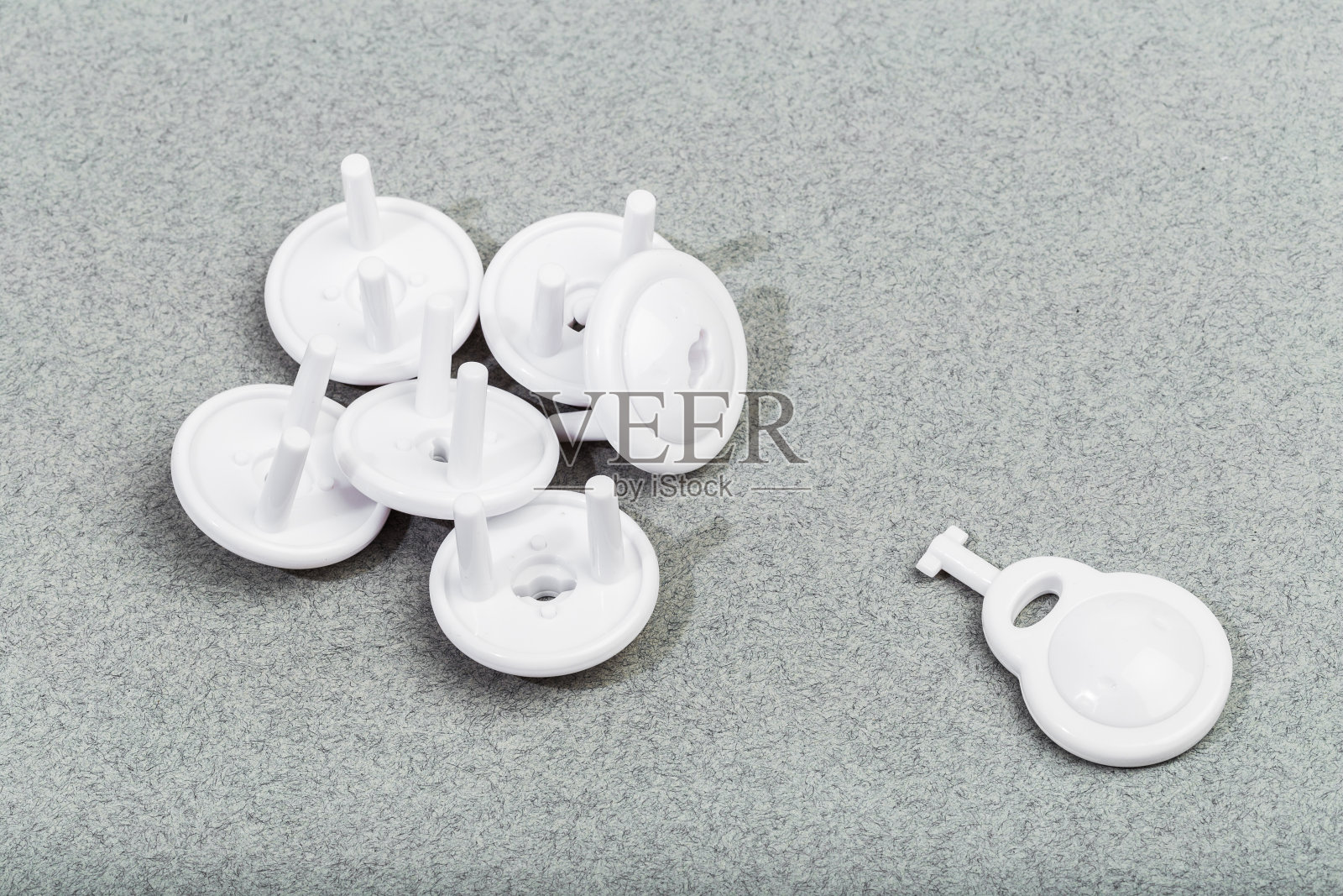 保护插座插头在灰色背景儿童安全照片摄影图片