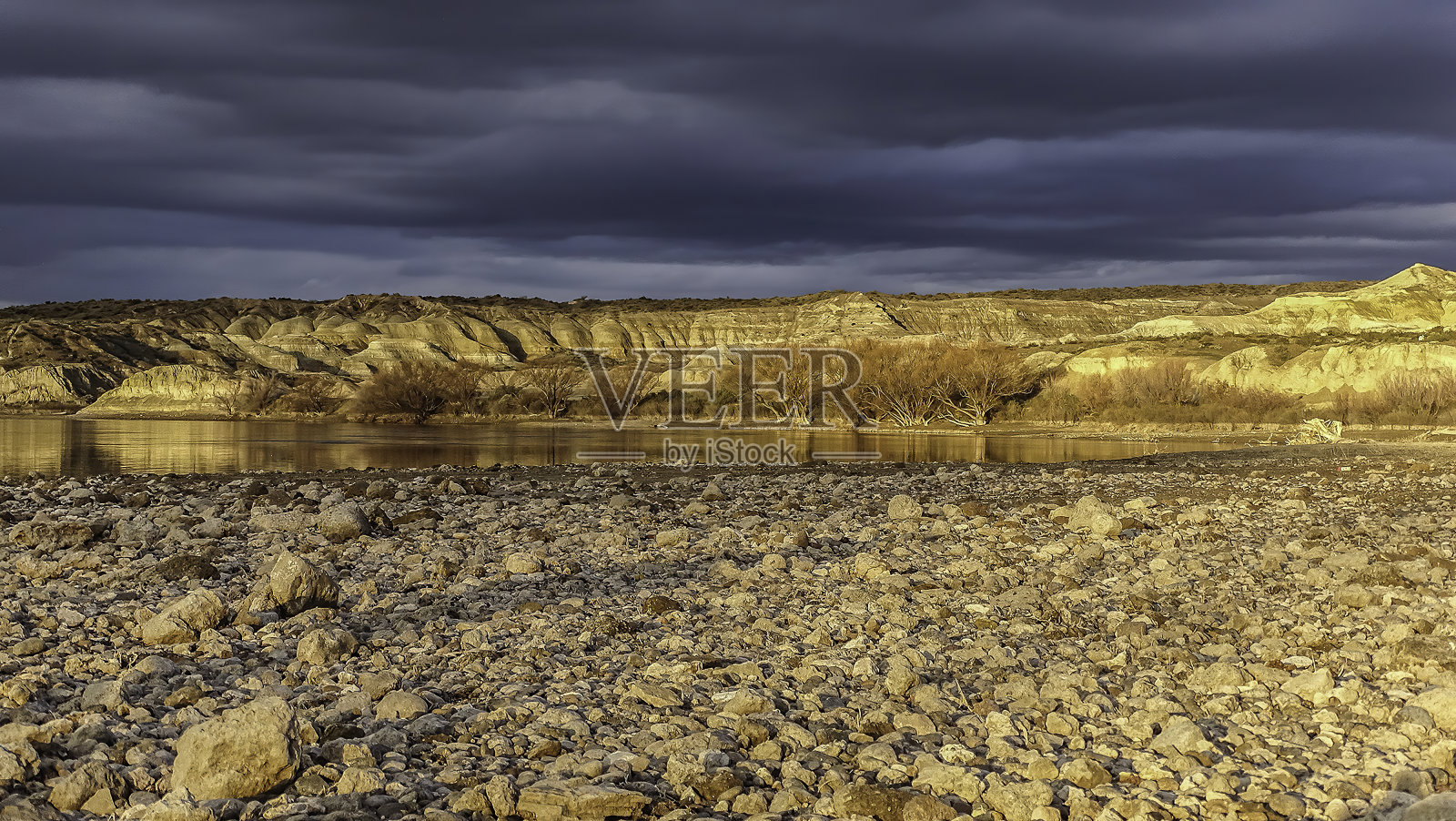 月球黄谷，与一条大河接壤照片摄影图片