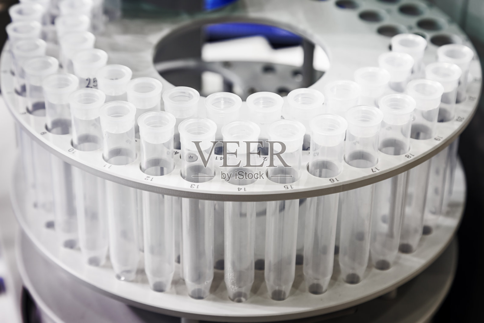 空试管放在医疗中心的柜台上照片摄影图片