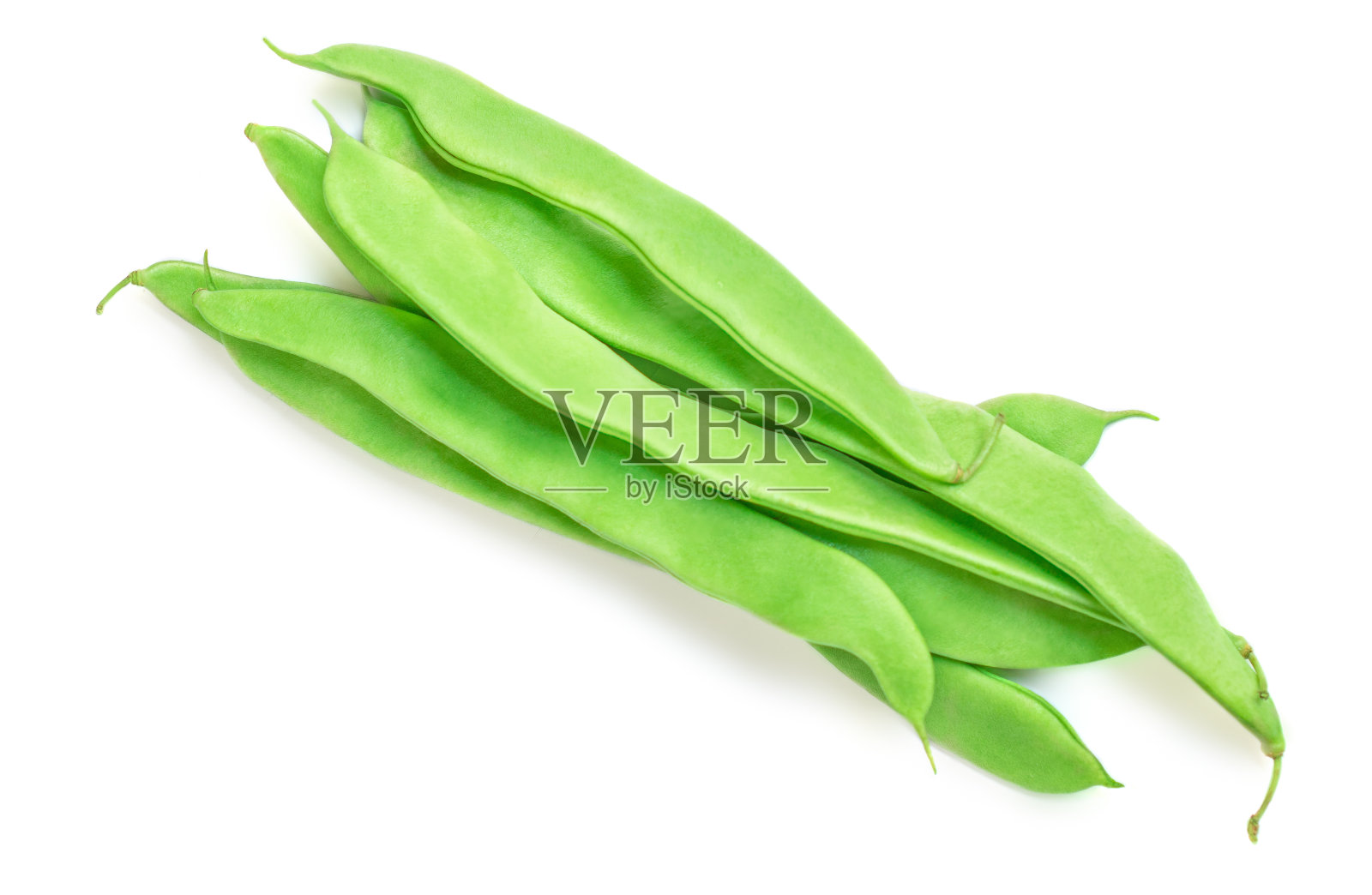 青豆孤立在白色背景上。俯视图新鲜豌豆荚。一捆有机豆子照片摄影图片