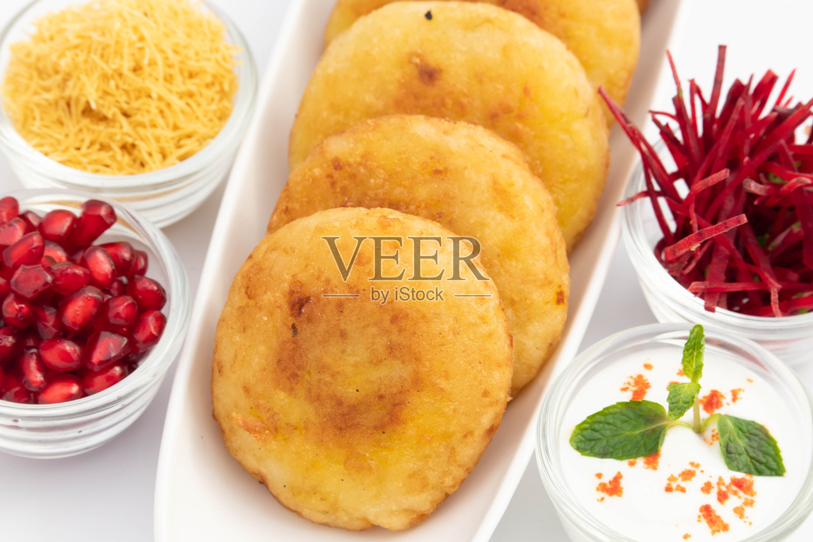 美味的印度街头食物Aloo Tikki也被称为Alu Ki Tikkia是调味煮土豆泥肉片或肉饼与达希聊天Masala Anar Sev Bhujia切片切Chukandar照片摄影图片