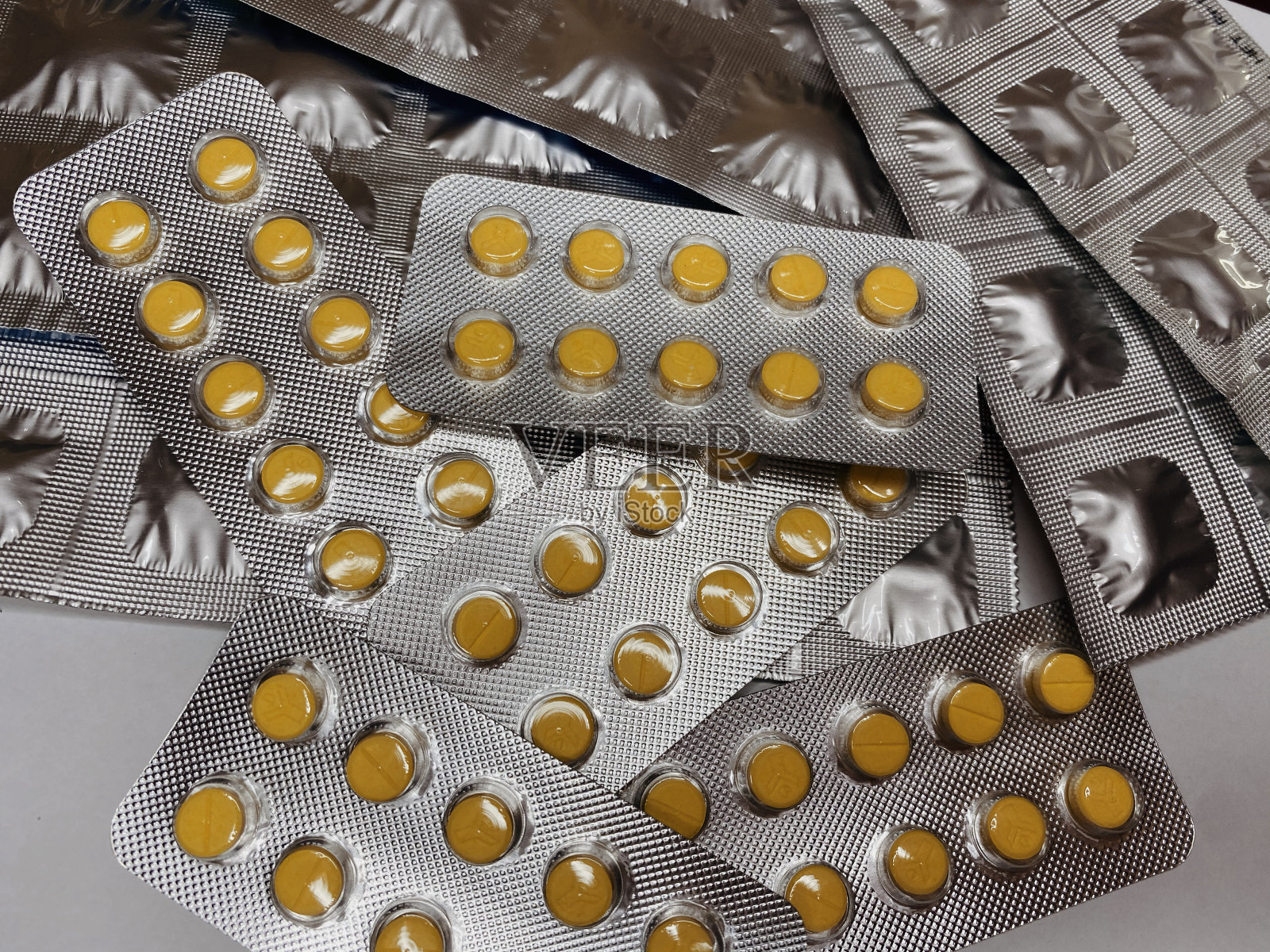 那堆药丸是黄色的照片摄影图片