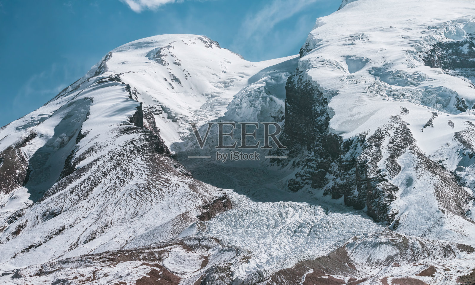 航空摄影的自然风景的木兹塔格阿塔在中国新疆照片摄影图片