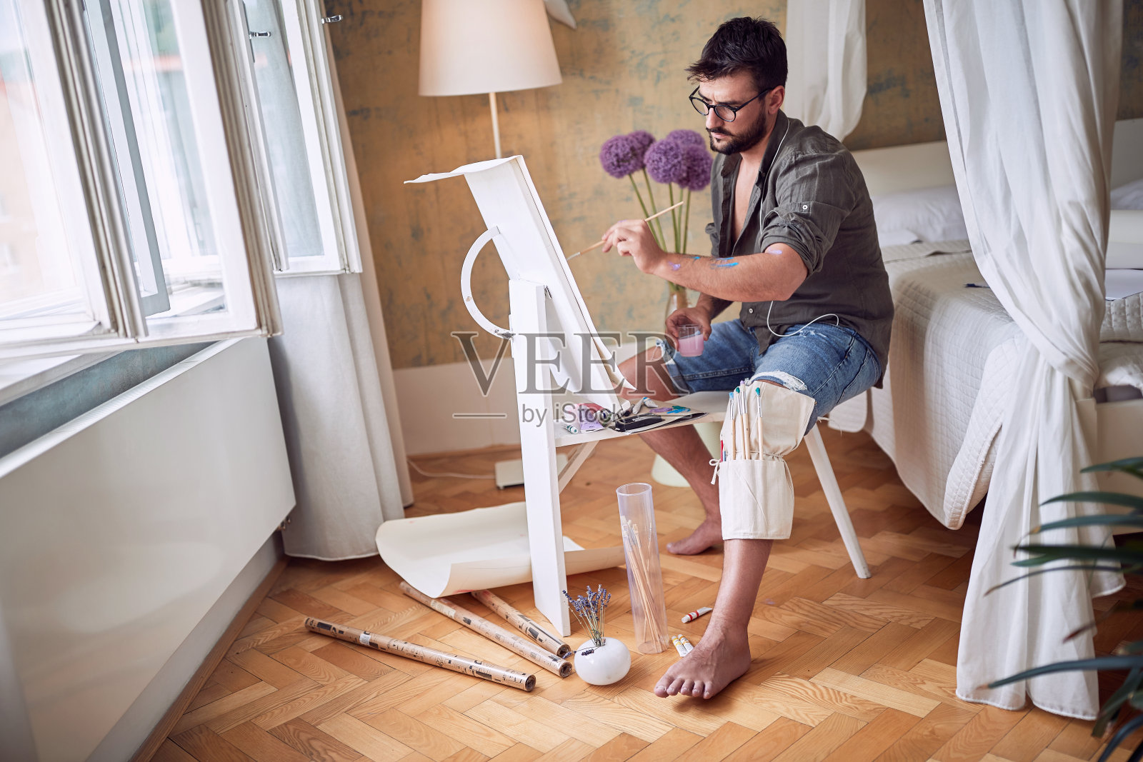 青年画家在家画创意画插画图片素材