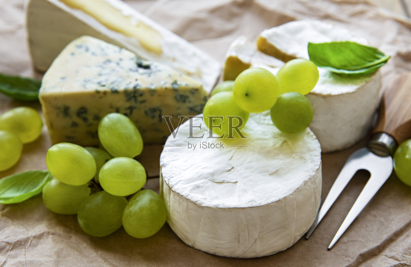 各种奶酪，罗勒和葡萄照片摄影图片