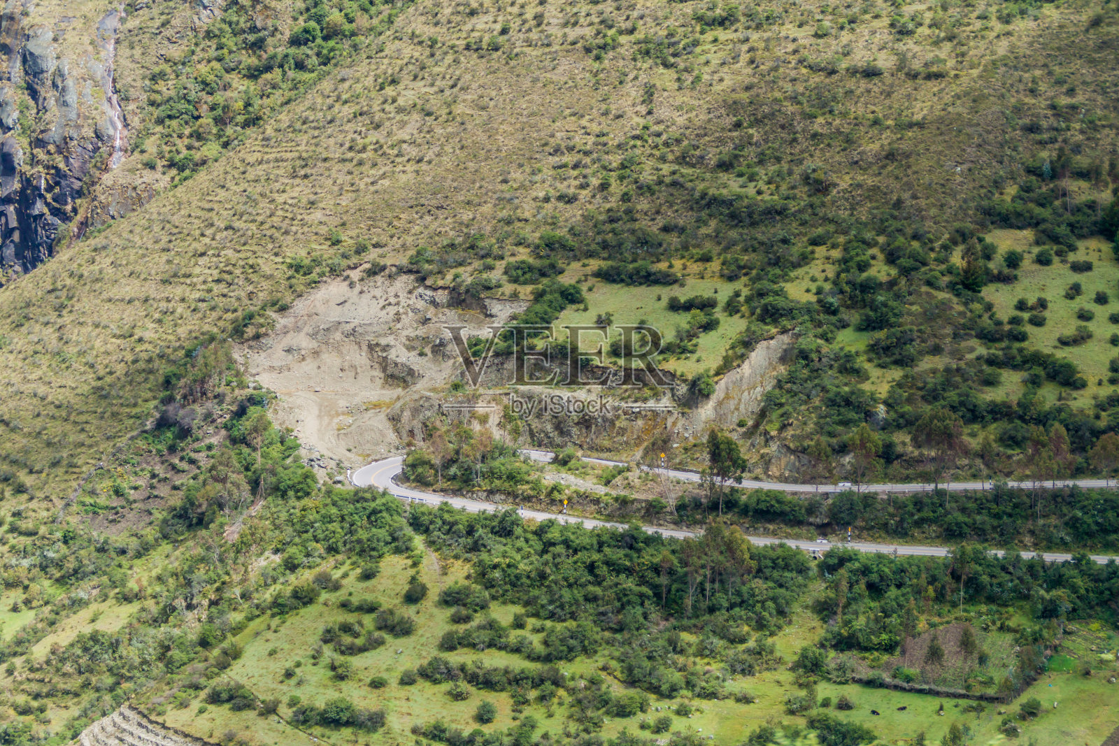 秘鲁，从奥兰塔坦博到奎拉班巴的蜿蜒公路照片摄影图片