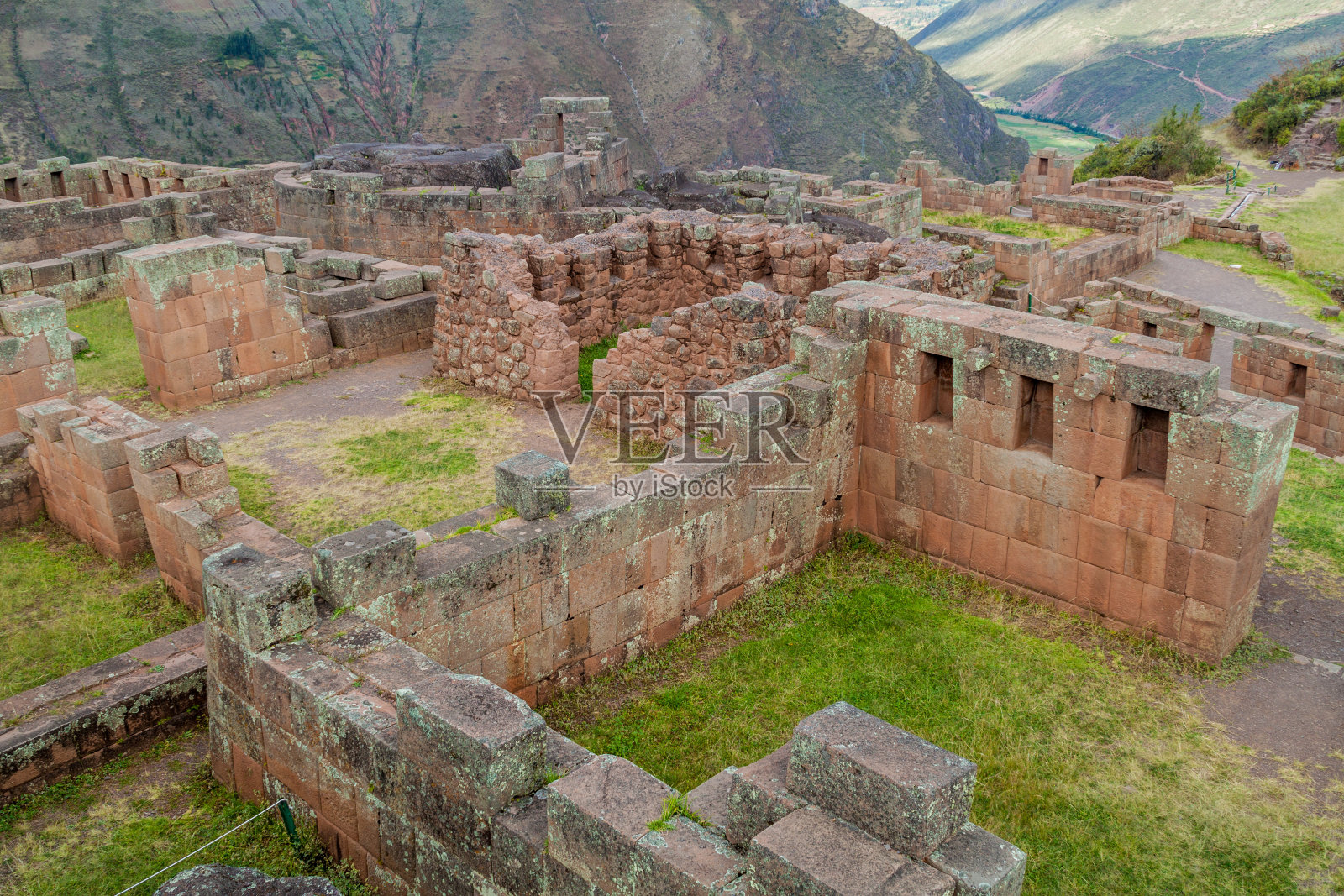 秘鲁印加圣谷皮萨克村附近的古印加遗址照片摄影图片