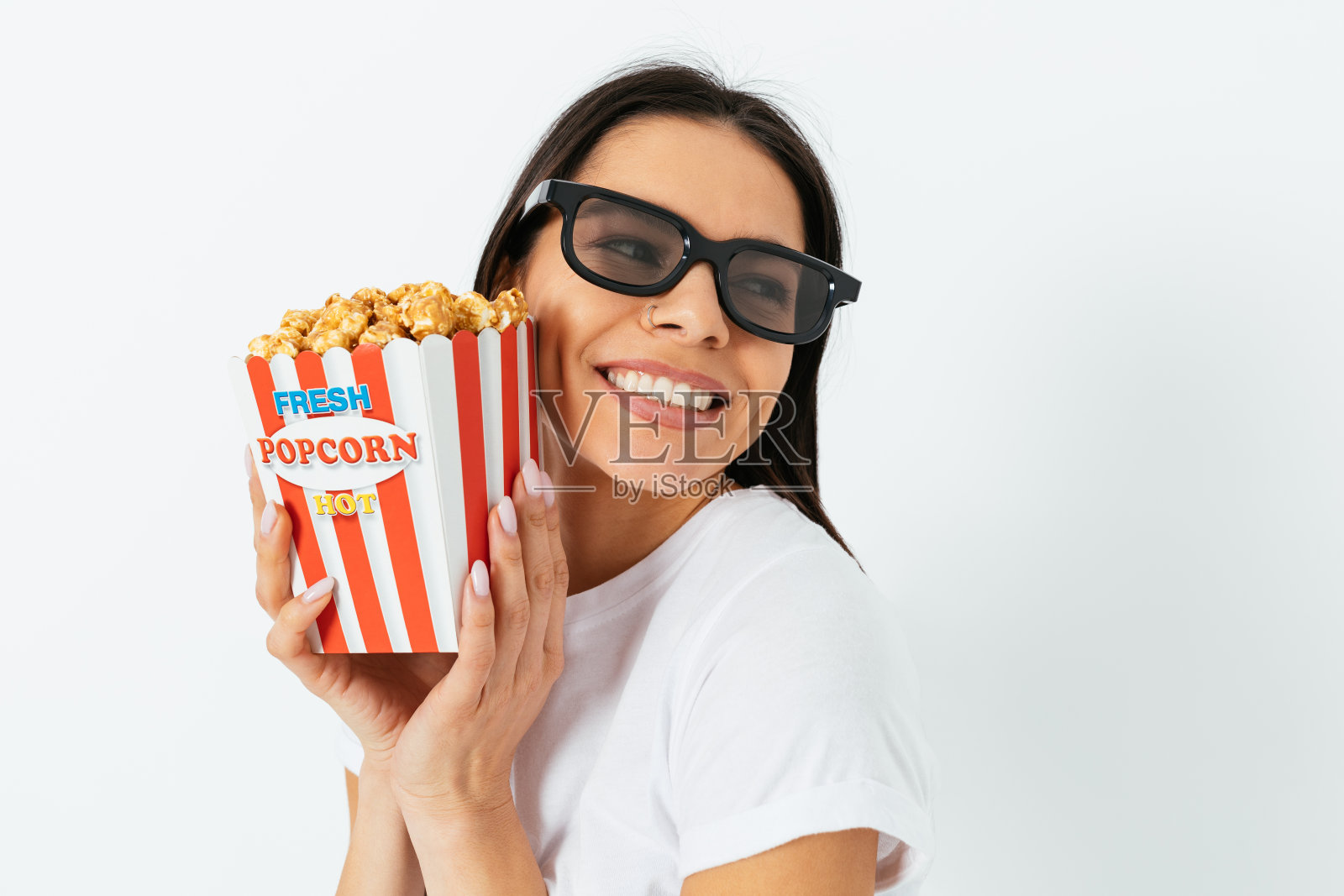 快乐的年轻女子戴着3d眼镜拿着纸袋照片摄影图片