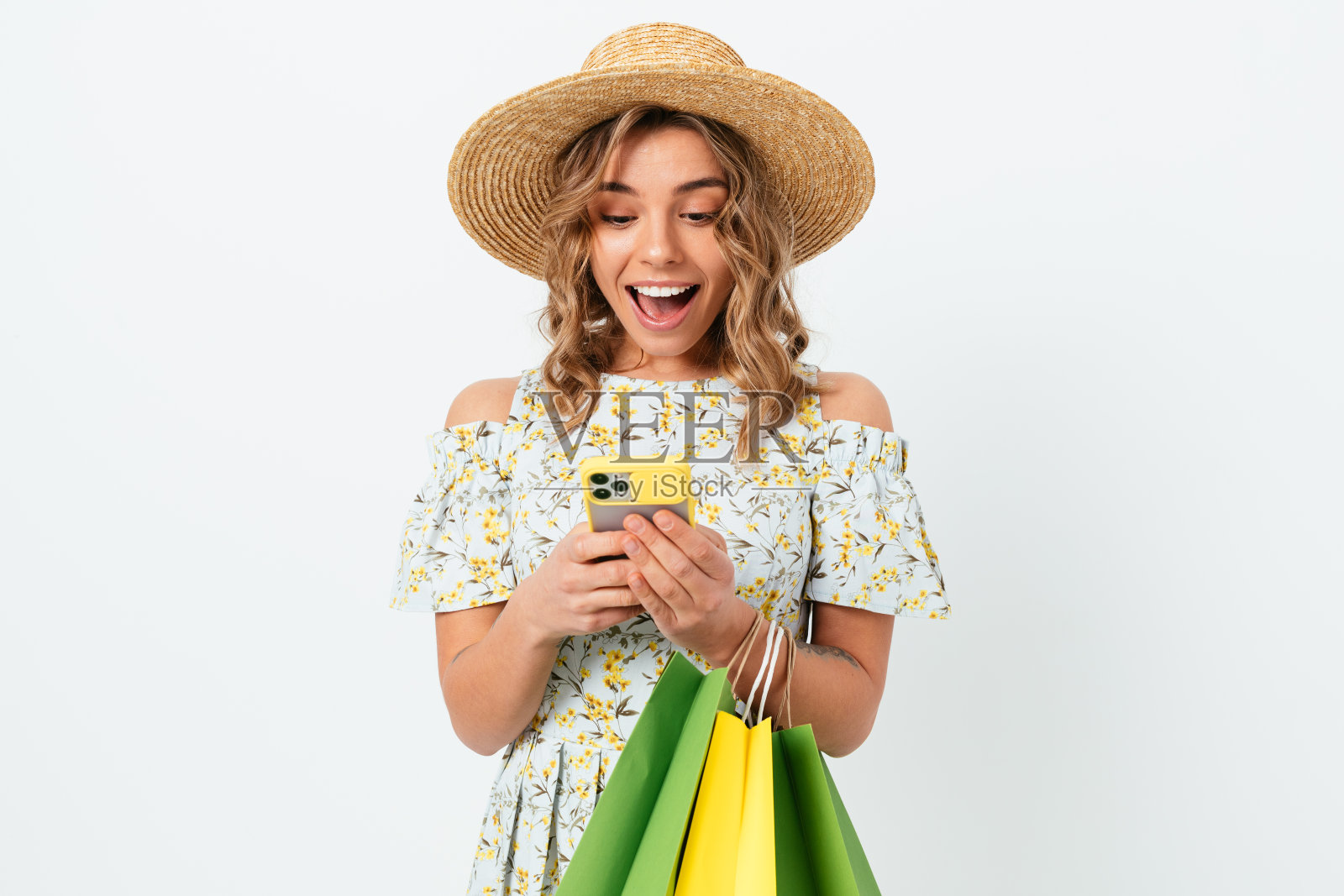 描绘年轻美丽的女人在夏天的服装和草帽照片摄影图片