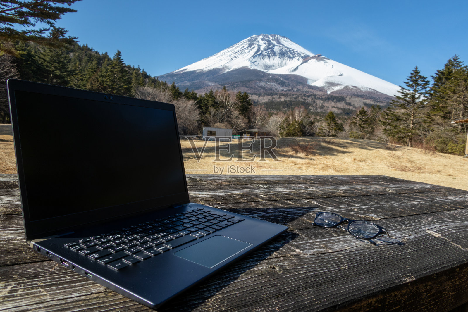 在富士山脚下远程工作照片摄影图片