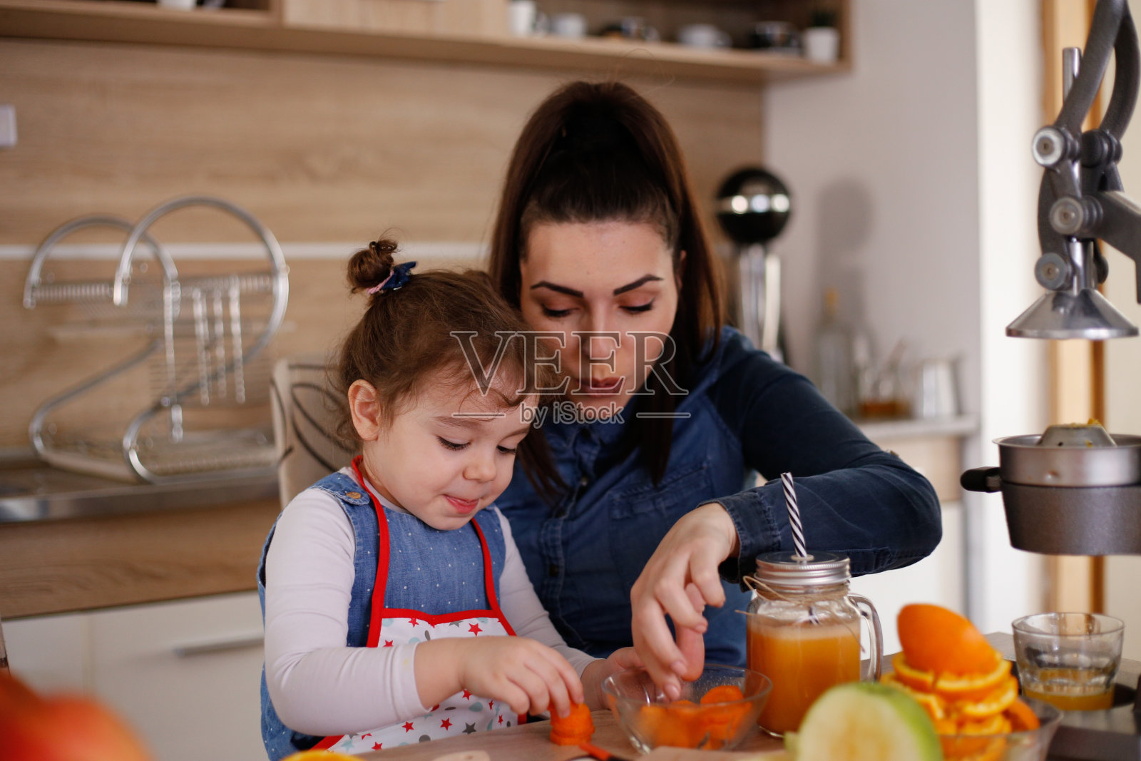 母女俩玩水果玩得很开心。库存图片照片摄影图片