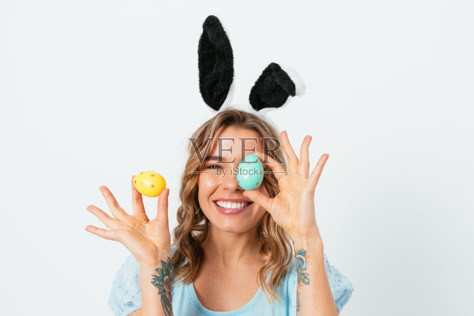 快乐活泼的年轻女子戴着兔子耳朵庆祝复活节照片摄影图片