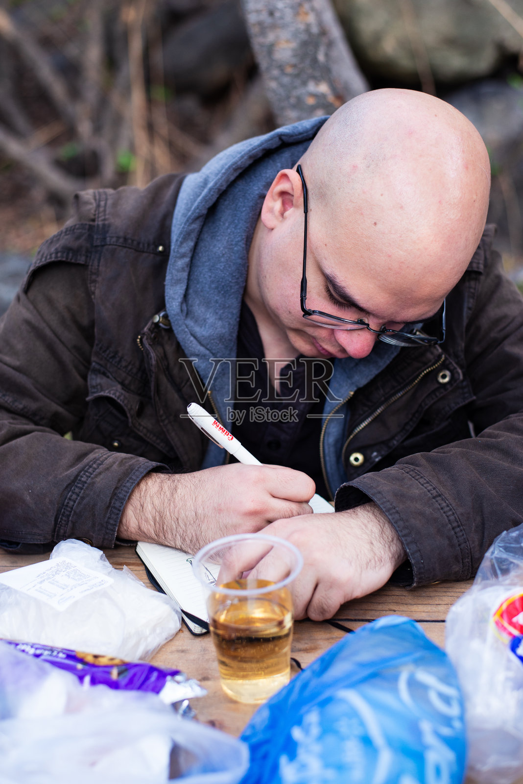 一个秃顶的男人在写照片摄影图片
