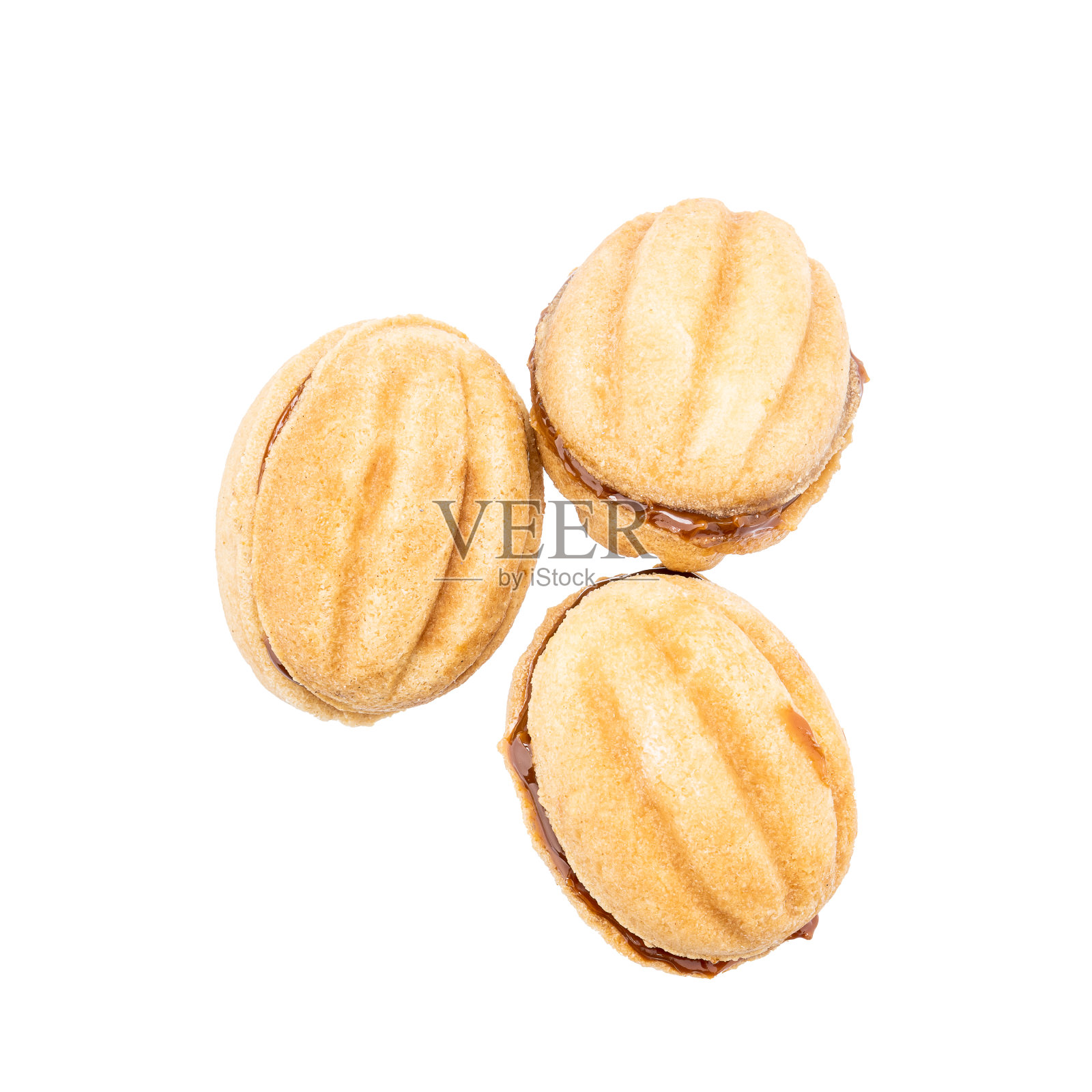 Oreshki曲奇孤立在白色背景。核桃形蛋糕馅炼乳切成照片摄影图片