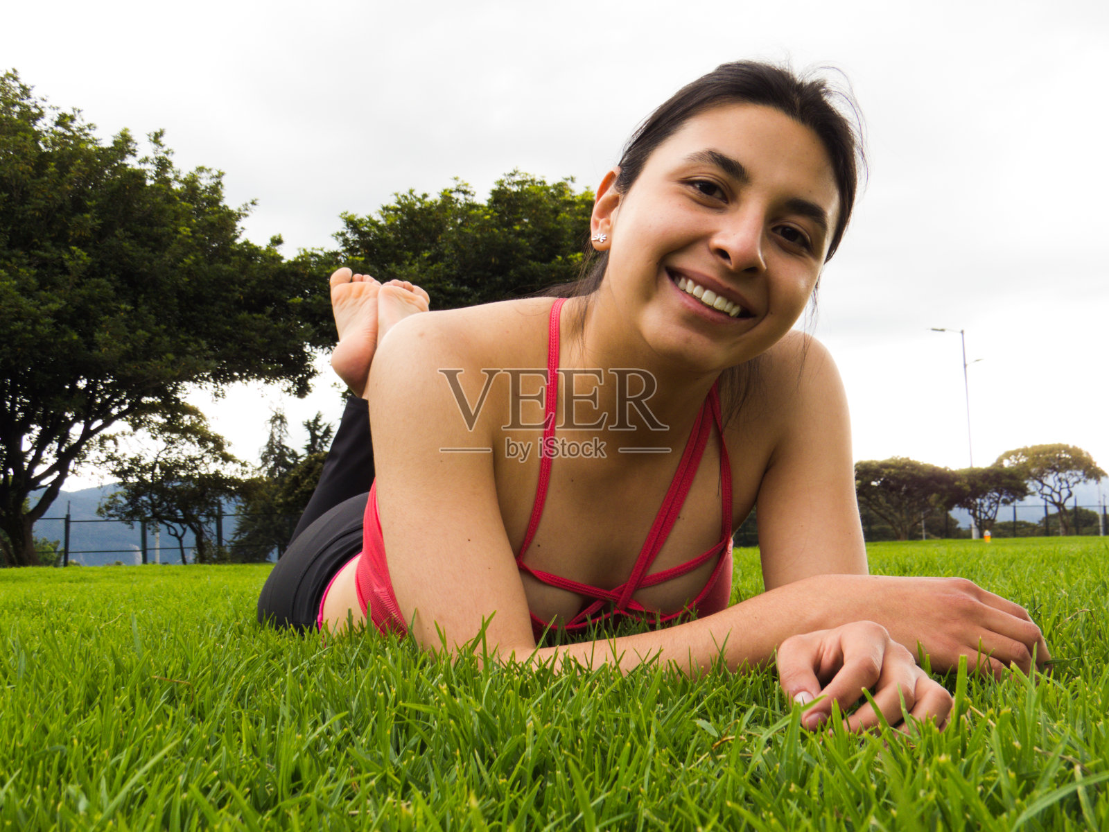 年轻女子ìn运动服休息在公共公园照片摄影图片