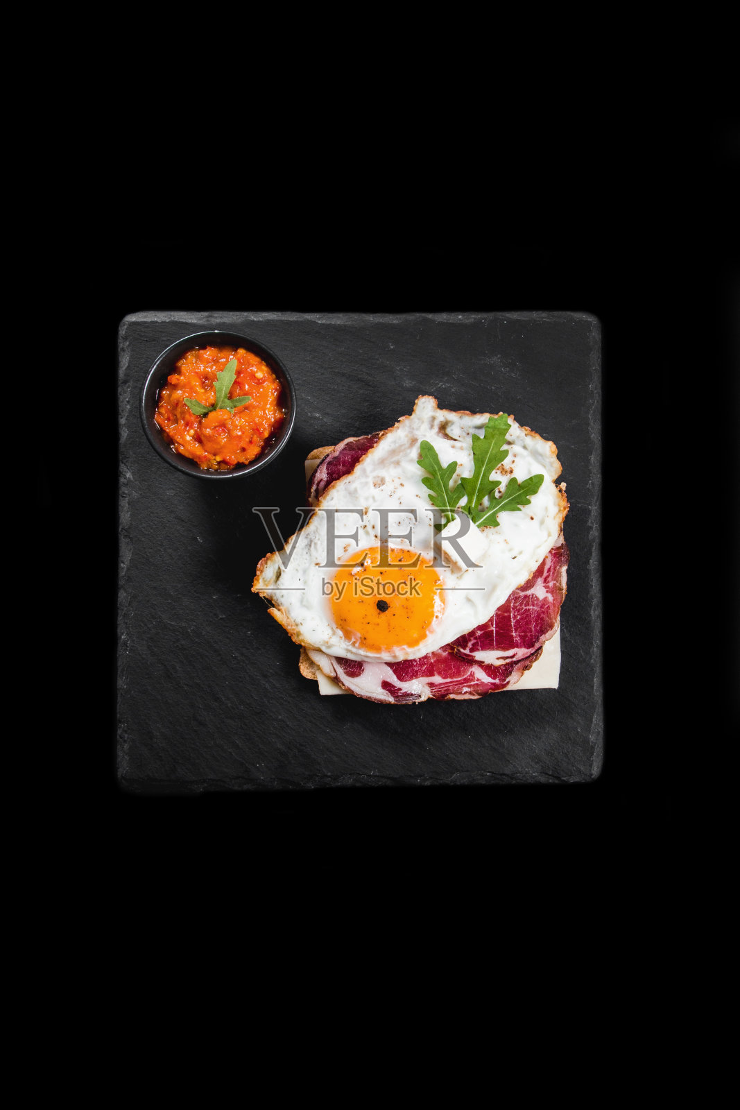 健康的早餐，有鸡蛋，干肉和蔬菜照片摄影图片