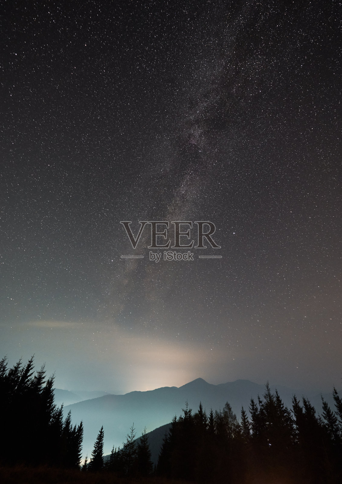 美丽的星空下的山林。照片摄影图片