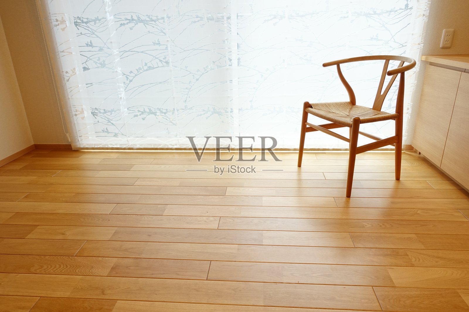 空房间里的现代木制椅子照片摄影图片