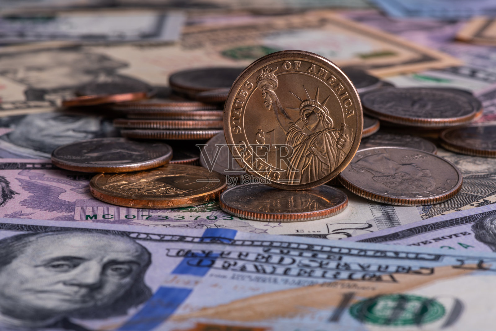 1美元硬币，其他硬币和各种面额的美国纸币照片摄影图片