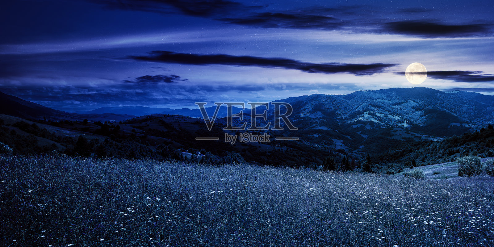 日落时有草地的乡村景观照片摄影图片