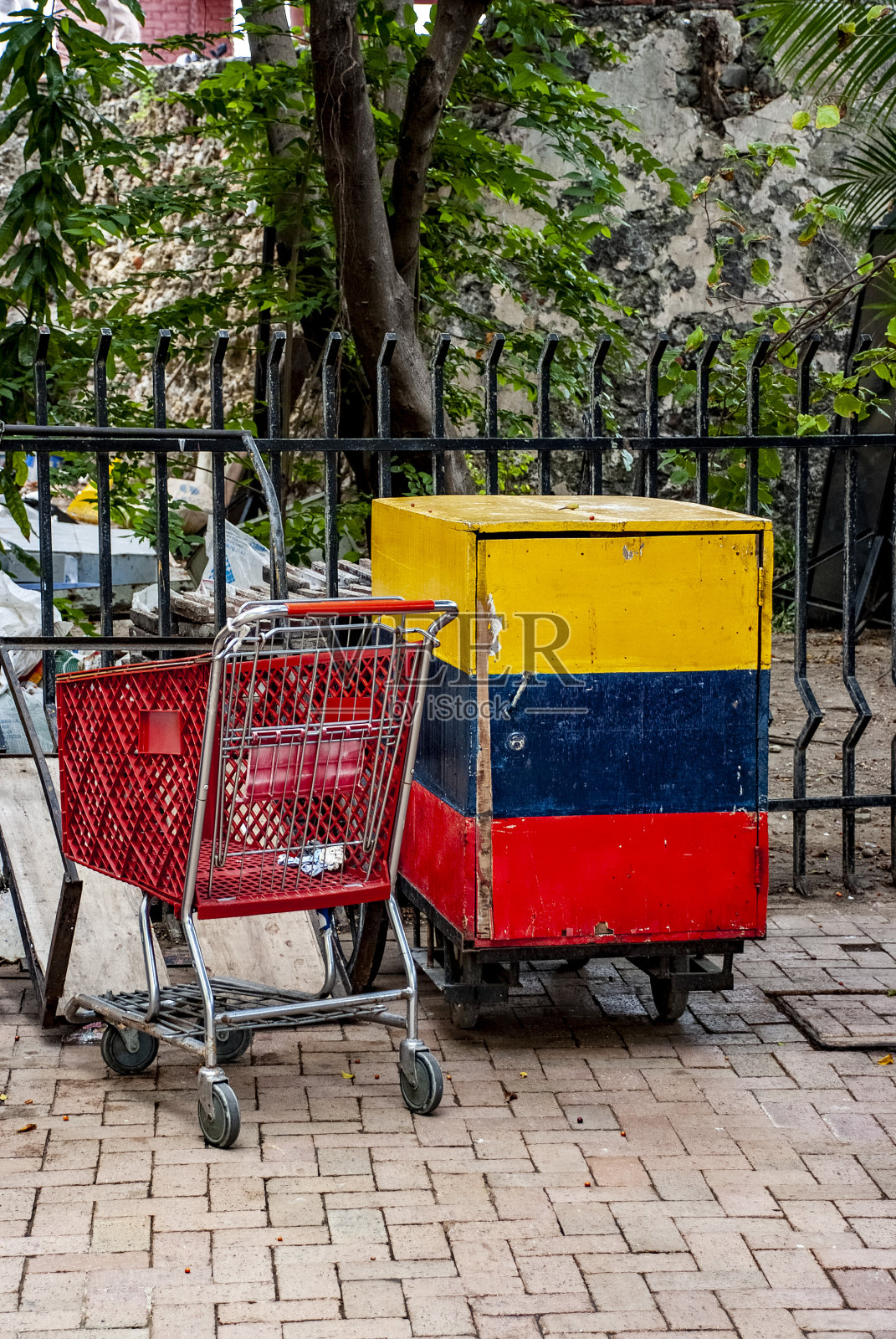 哥伦比亚卡塔赫纳老城的老旧的封闭摊位照片摄影图片