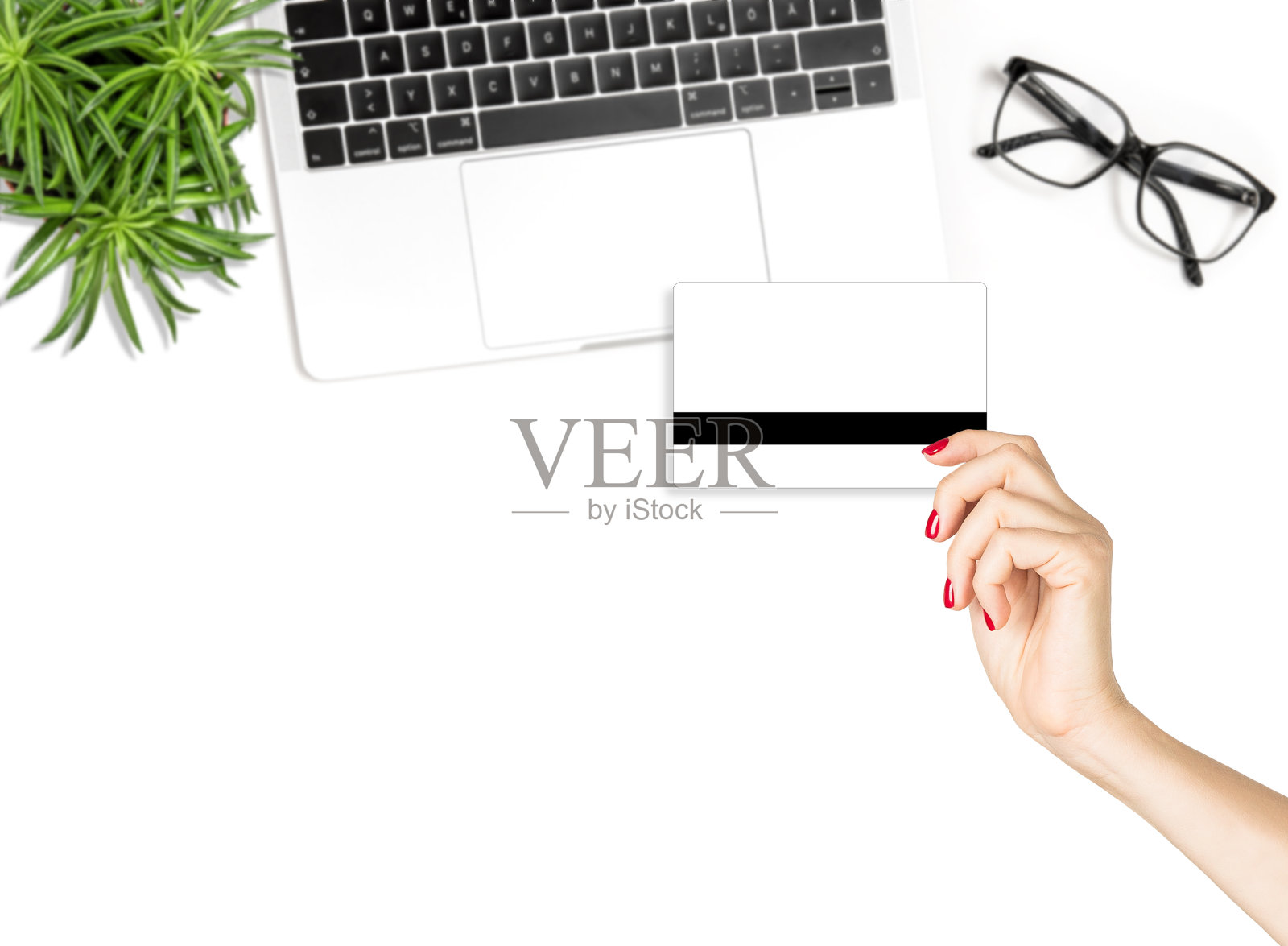 网购女性手握信用卡平放照片摄影图片