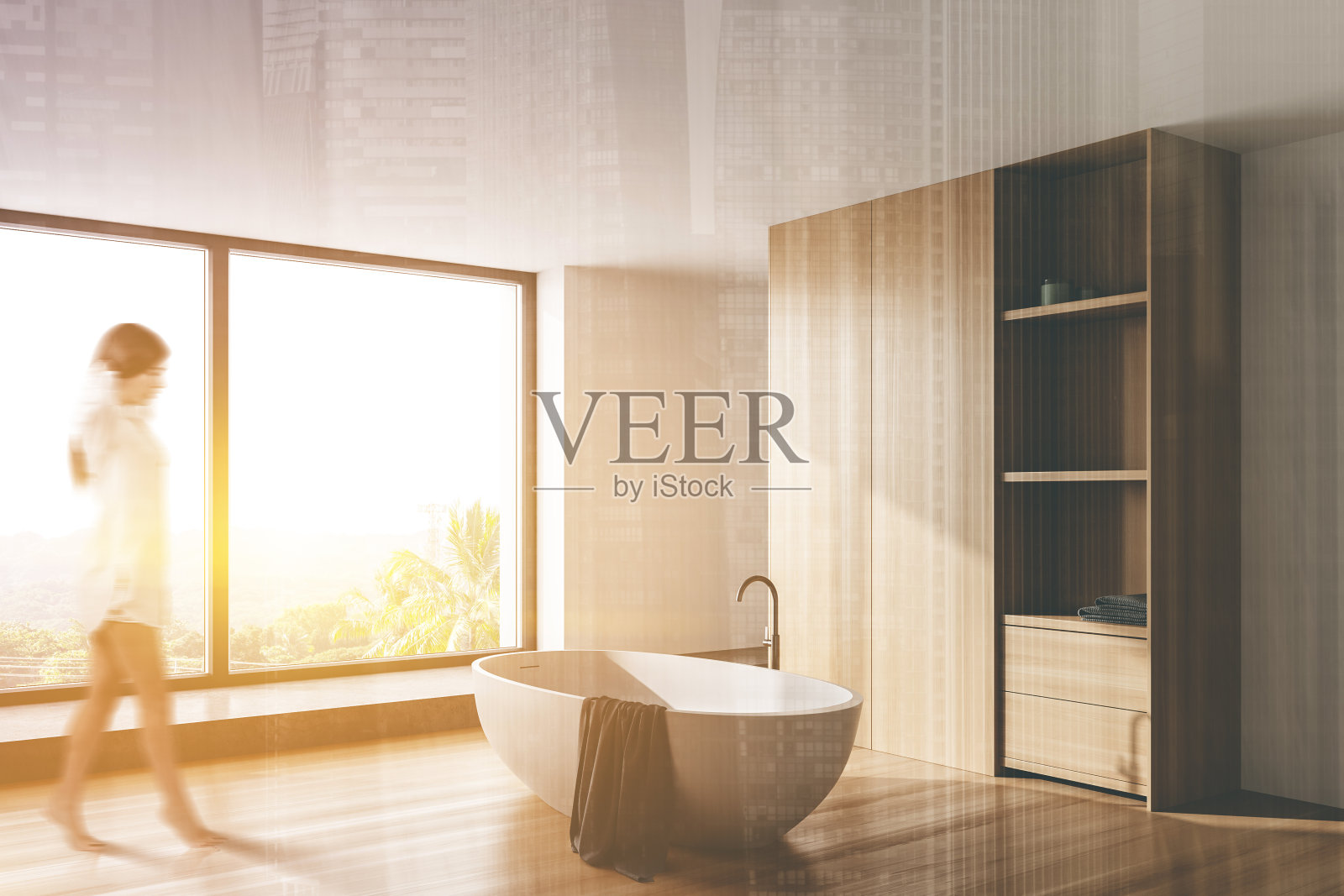 一个女人带着浴缸走在白色浴室里照片摄影图片