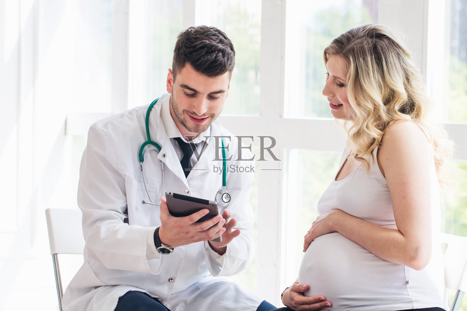 孕妇看医生照片摄影图片