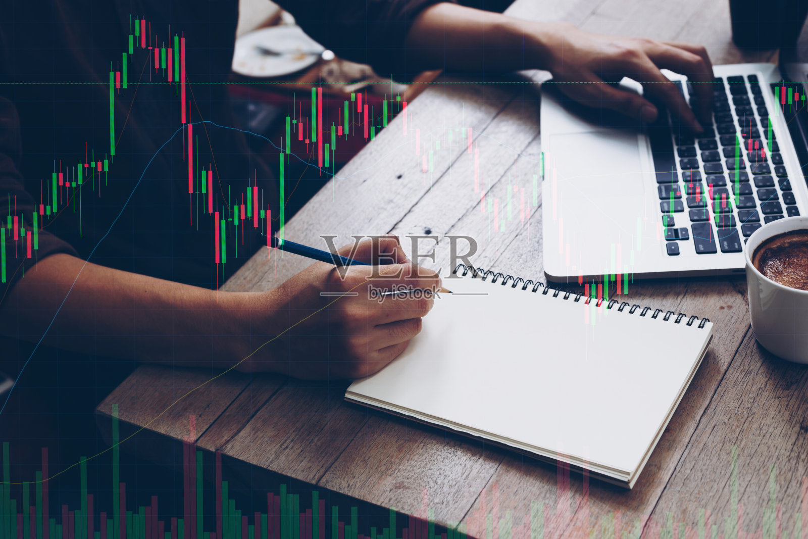 交易员手握研究股票市场，以进行正确的投资解决方案。照片摄影图片