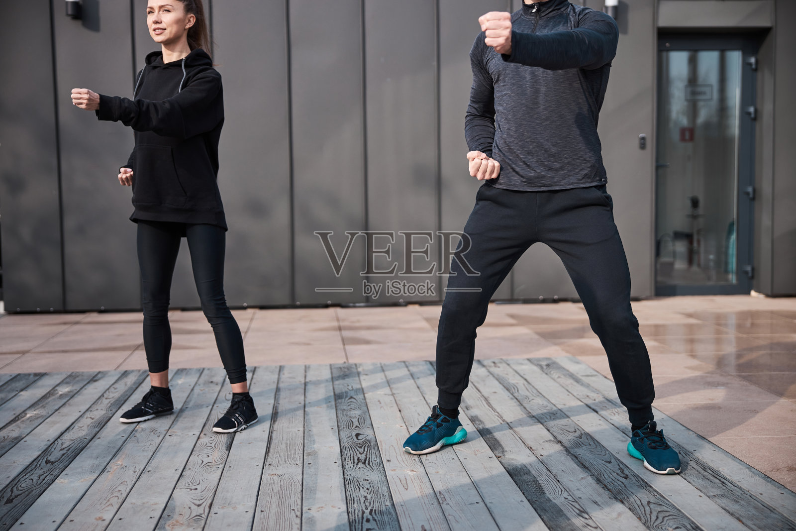 在户外练习出拳的武术运动员照片摄影图片