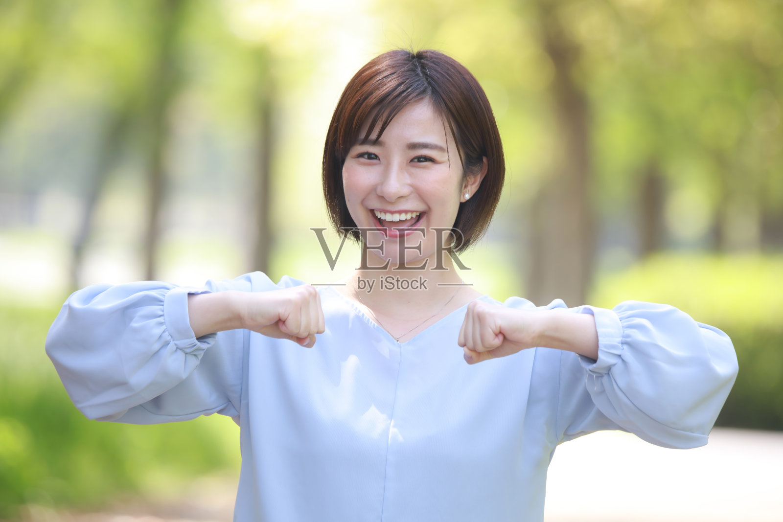 一个用手语说"尽你所能"的女人照片摄影图片