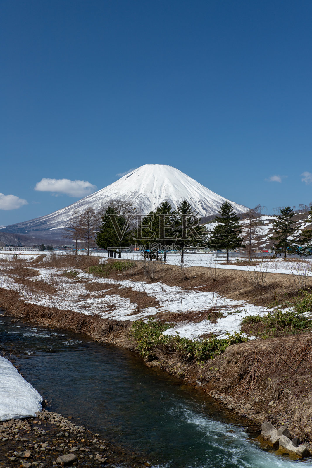 北海道初春的山景。照片摄影图片