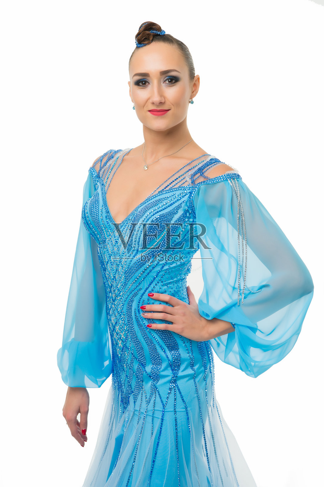 女孩在微笑的脸上穿着奢侈的衣服摆着姿势。交际舞的舞者看起来很漂亮。交谊舞舞者双手叉腰站立。姿态和优雅的概念。肖像。照片摄影图片