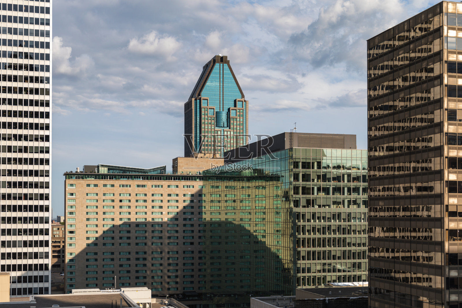 周围高楼林立的城市景观照片摄影图片